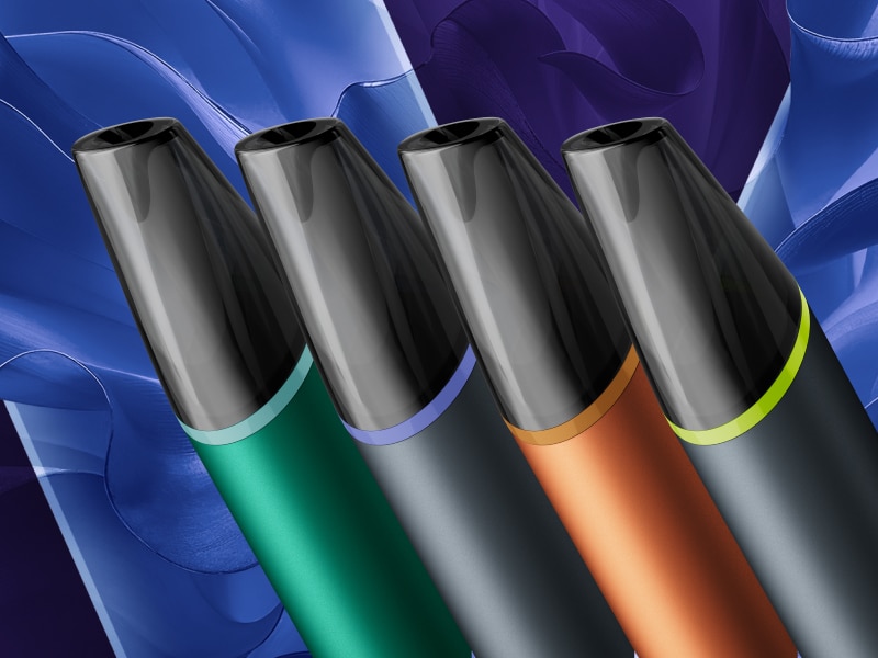 Ansicht von vier VEEV NOW ULTRA Vapes nebeneinander mit einem blauen V als Hintergrund