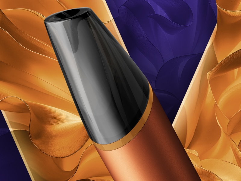 Ansicht der Kappe einer VEEV NOW ULTRA Vape mit einem goldenen Teil eines V als Hintergrund