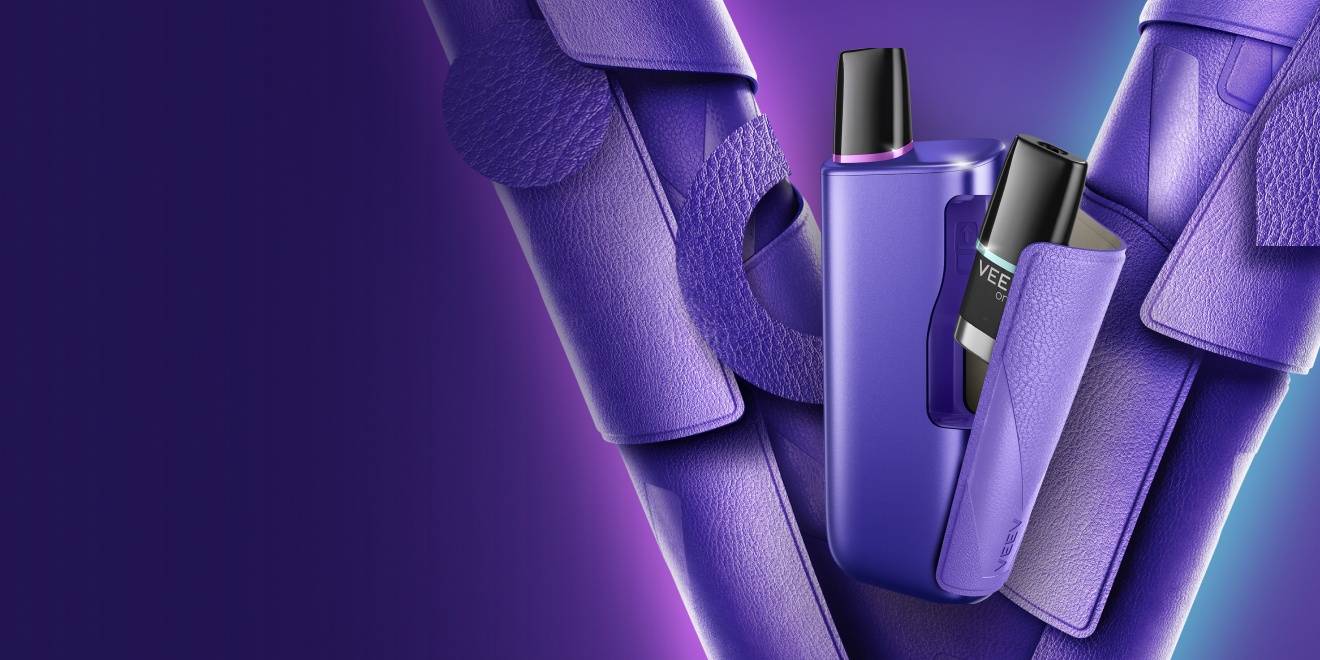 Image de la ECIG VEEV ONE PLUS en coloris violet sur un fond violet.