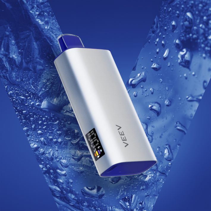 Un vape desechable VEEV now 18ML Sabor Frambuesa Azul, en un fondo azul de diseño fluido que representa líquido.