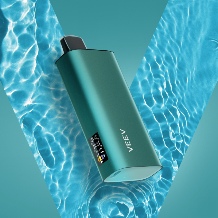 Un vape desechable VEEV now 18ML sabor menta, en un fondo azul turquesa de diseño fluído que representa líquido.