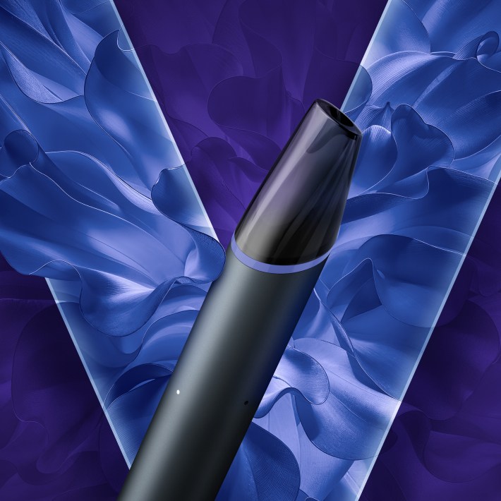 Un vape desechable VEEV now ULTRA sabor frambuesa azul en un fondo azul del logo VEEV.