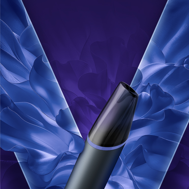 Un vape desechable VEEV now ULTRA sabor frambuesa azul en un fondo azul del logo VEEV.