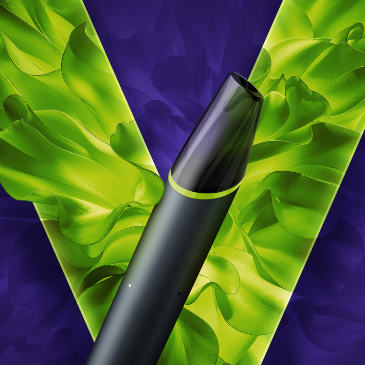Un vape desechable VEEV now ULTRA Sabor Manzana Ácida en un fondo verde claro del logo VEEV