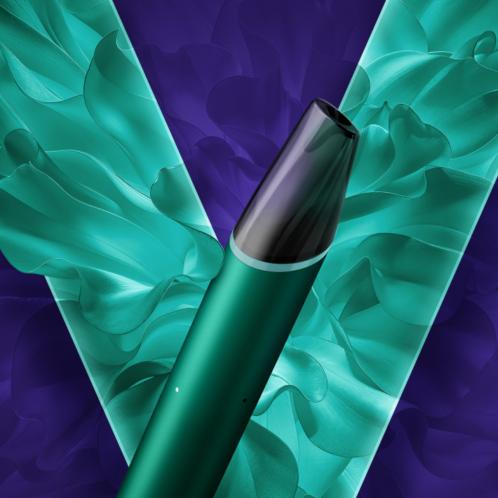 Un vape desechable VEEV now ULTRA sabor menta en un fondo azul turquesa del logo VEEV.