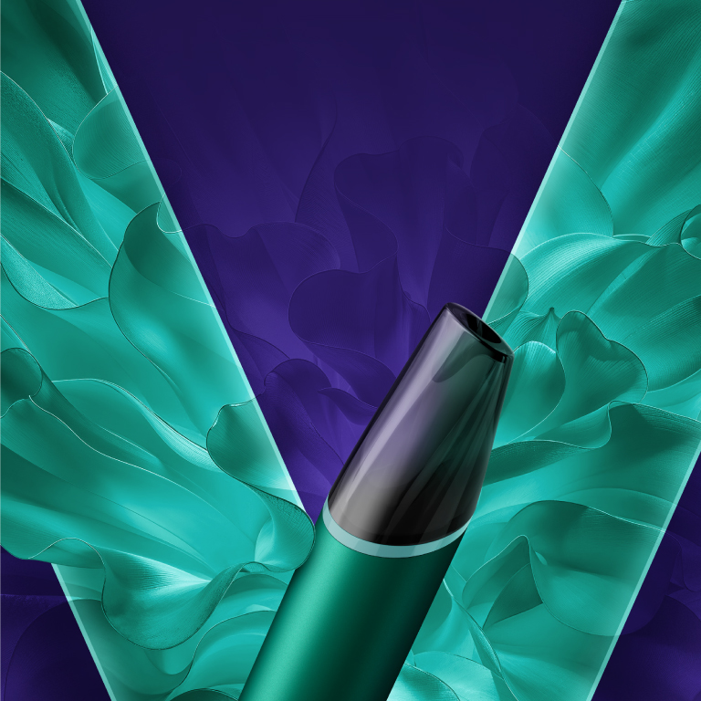 Un vape desechable VEEV now ULTRA sabor menta en un fondo azul turquesa del logo VEEV.