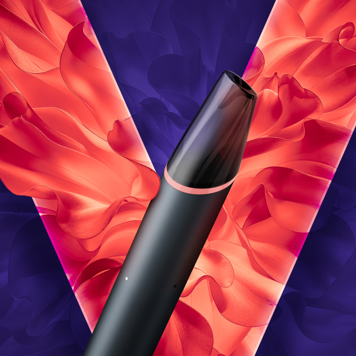 Un vape desechable VEEV now ULTRA sabor Sandía en un fondo rosa del logo VEEV