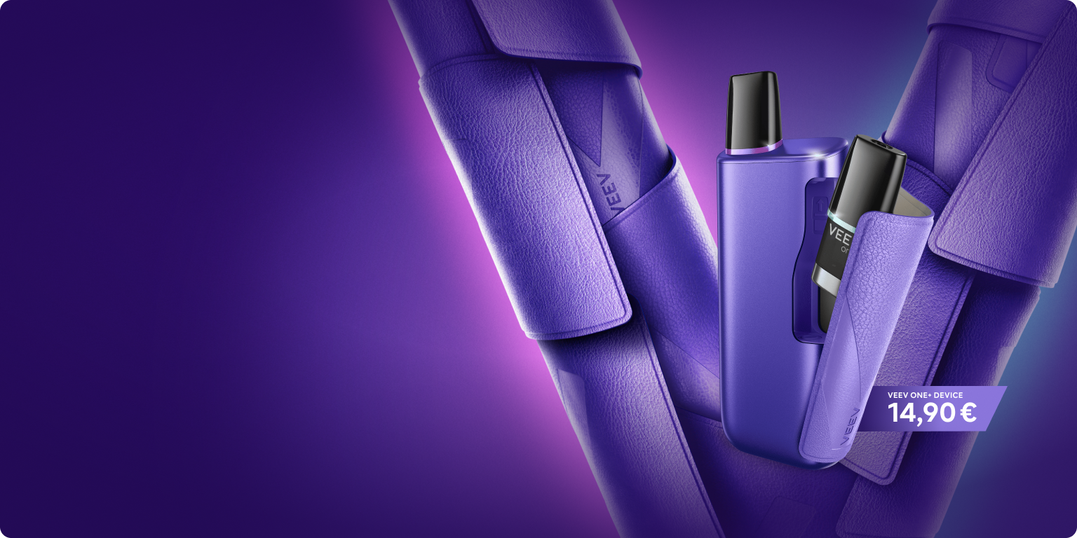 VEEV ONE Plus Gerät in Starlit Purple vor einem strukturierten V Hintergrund mit aufgeklapptem Cover und extra Pod
