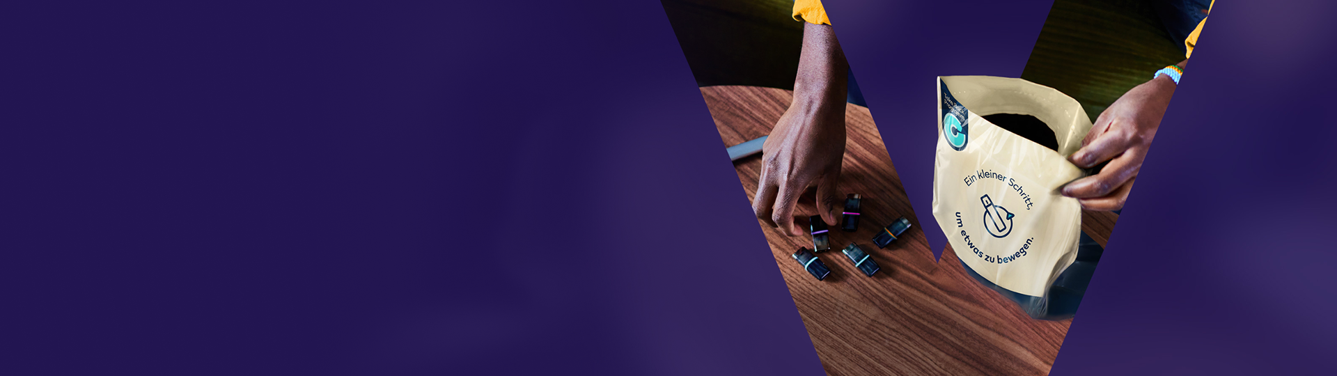 Person sammelt Pods in eine VEEV Take Back Tüte