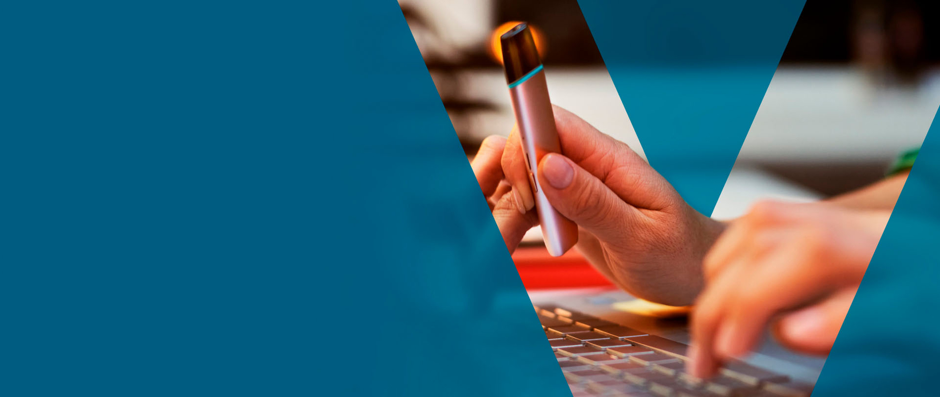 Mano sujetando dispositivo VEEV ONE en rosa