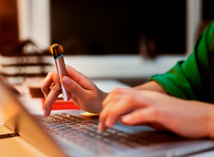 Mano sujetando dispositivo VEEV ONE