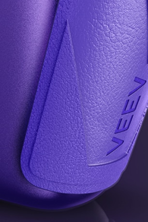 Detalle del logotipo en la solapa del VEEV ONE PLUS