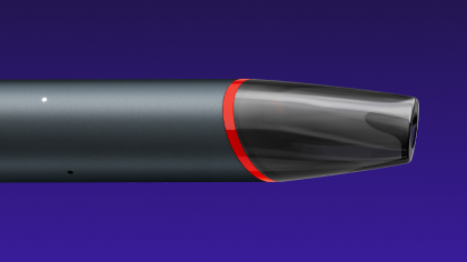 VEEV NOW ULTRA jednokratni vape u vodoravnom položaju s crvenim prstenom oko usnika
