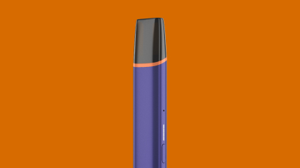 VEEV ONE vape uređaj na narančastoj pozadini