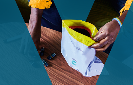 Ruke koje drže VEEV ONE podove i vrećicu za povrat.