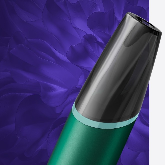Krupni kadar usnika zelenog VEEV NOW ULTRA vape uređaja.