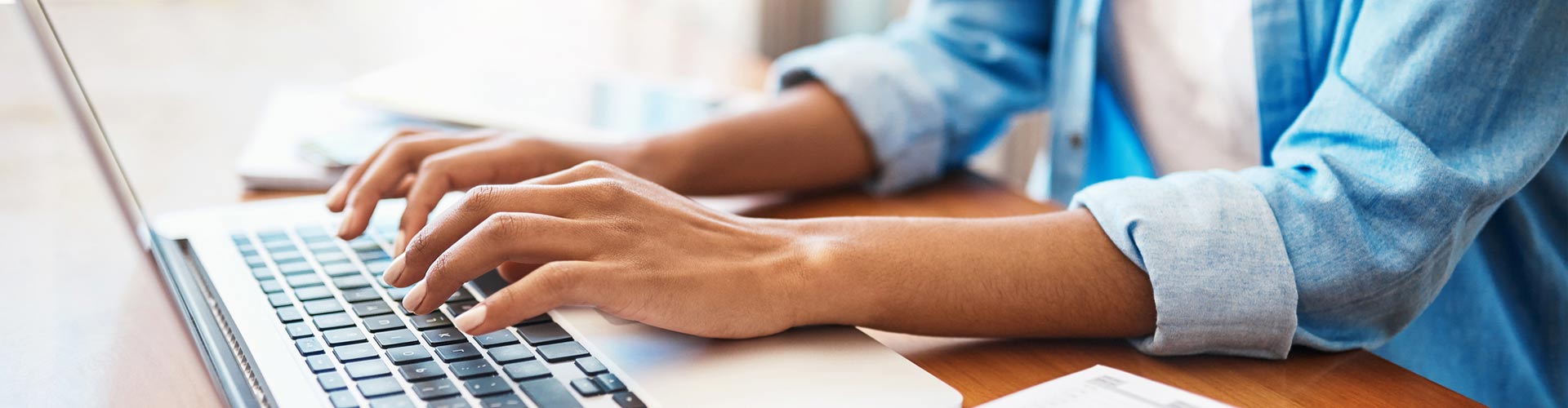 Osoba pisząca na klawiaturze laptopa