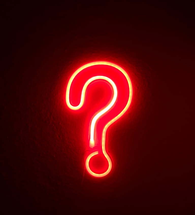 neonowy znak zapytania