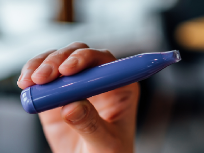 Einweg-Vape vs.  wiederaufladbare E-Zigarette